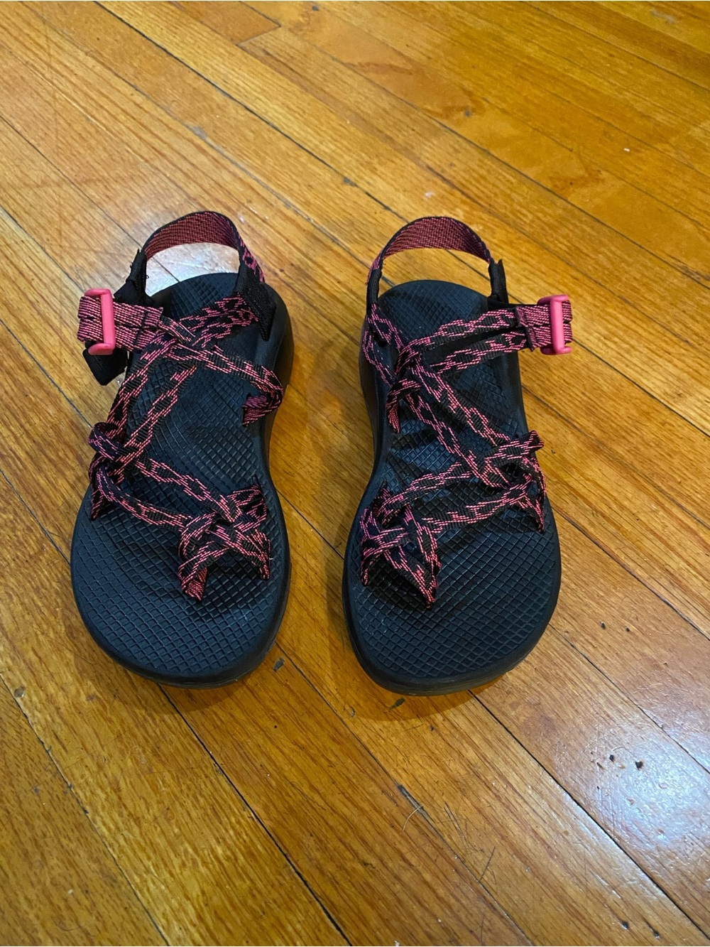 Chaco Women's Z/Cloud X2 Sandals in a black and magenta W7